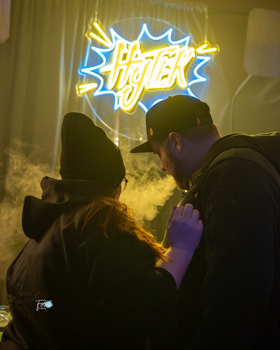 Two guests under the Frost sign